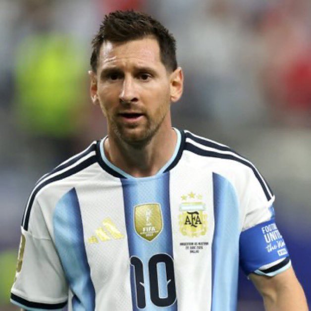 fcb_elias1's tweet photo. 🗣️ Ronaldinho Gaúcho on Lionel Messi:

“After Leo finally won the World Cup, I went to see him, not as a Brazilian or a former teammate, but as an older brother.

When I walked into his room and saw him holding the trophy, there wasn’t much to say. I simply embraced him and told him, ‘Football has finally repaid what it owed you.’

Seeing him that happy was something truly special. It felt like his story had finally come full circle.”