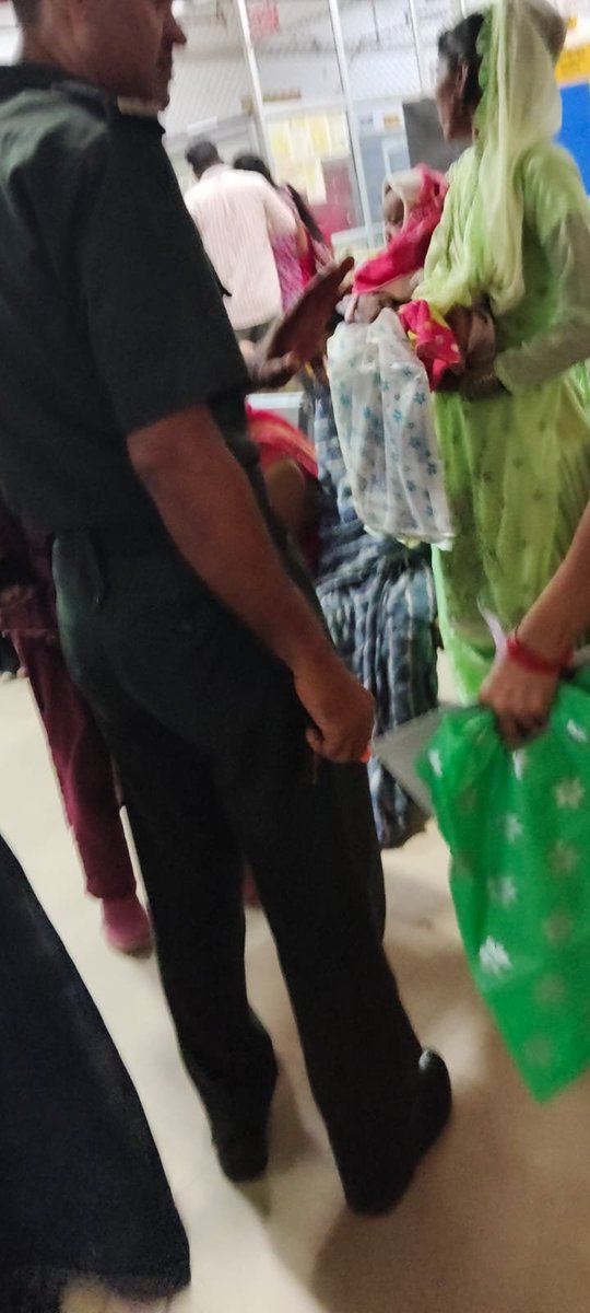Janseva8858's tweet photo. *जिला महिला अस्पताल में 'दबंग' गार्डों का पहरा, ओपीडी में पत्रकारों की नो-एंट्री! क्या योगी सरकार के सख्त आदेशों को ठेंगा दिखा रहा प्रशासन?*

सुल्तानपुर। जिला महिला अस्पताल में सुरक्षा गार्डों की दबंगई सातवें आसमान पर है। अस्पताल की बदहाली और ओपीडी का सच बाहर ना चला जाए इसलिए पत्रकारों को गार्डों ने अंदर जाने से रोक दिया। ऊपर से 'आदेश' का रौब झाड़ते हुए मीडियाकर्मियों से बदसलूकी भी की गई।

अब सवाल यह उठता है कि एक तरफ सूबे की योगी सरकार भ्रष्टाचार और कामचोरी के खिलाफ 'जीरो टॉलरेंस' की नीति चला रही है, वहीं दूसरी तरफ सुल्तानपुर अस्पताल प्रशासन अपनी अव्यवस्थाएं छिपाने के लिए पत्रकारों का मुंह बंद करने में जुटा है। क्या स्थानीय स्वास्थ्य महकमा खुद को सरकार के नियमों से ऊपर समझता है?

अस्पताल में दलालों की सक्रियता और मरीजों की परेशानी को दबाने के लिए मीडिया पर लगाई गई यह 'अघोषित इमरजेंसी' सीधे तौर पर सरकार की छवि को धूमिल कर रही है। स्थानीय पत्रकारों ने चेतावनी दी है कि अगर इन दबंग गार्डों और इन्हें शह देने वाले अफसरों पर कार्रवाई नहीं हुई, तो वे चुप नहीं बैठेंगे।
@dhs_sultanpur 
@CMOfficeUP 
@DhsAyodhya 
@SultanpurDm