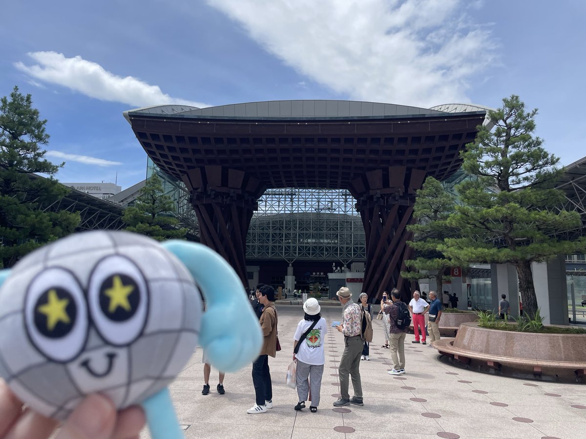 rska77's tweet photo. 金沢つきましたー！
人生初🦀金沢駅！素敵ー！

ライブも楽しみ🔥
pekoさんがクラポ兄さんをベタ褒めされていたので気になるお方です✨
おもろい事が起きる、泡吹くかも、と両者が言ってたのでドキドキです🫧
#claquepot
#梅田サイファー https://t.co/mZh9mJbjxB