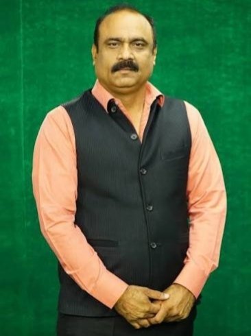 shivaxind's tweet photo. "माहौल क्या है " वाले राजीव रंजन अयोध्या में राम मंदिर चोरी का माहौल क्या है कवरेज करने पहुंचे ! खाना खाने के लिए अयोध्या की गलियों के एक साधारण से ढाबे पर बैठ गए !

सलाद में ना एक पूरा खीरा था, ना एक पूरा प्याज था, ना एक पूरा नींबू था और ना एक पूरा टमाटर था लेकिन बिल 235 रुपए का बना दिया और खास बात इसमें 17,17 रुपए केंद्र सरकार और राज्य सरकार की GST शामिल थी!

अयोध्या में श्री राम मंदिर में ही लूट नहीं हुई है बल्कि राम के दर्शन करने आए भक्तों से महंगे खाने के नाम पर भी लूट हो रही है! धर्म का धंधा करने वाले व्यापारी इसे किस मुंह से सेवा कहते हैं..?