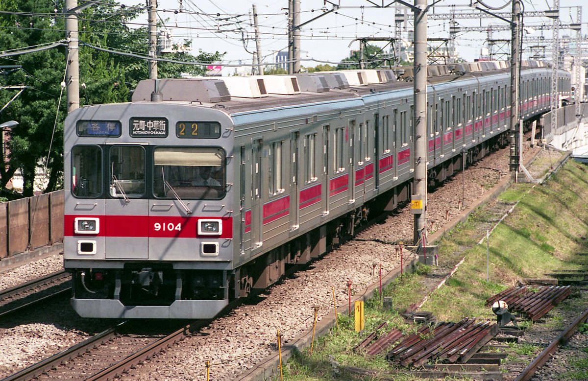 CBR250R2432's tweet photo. 東急大井町線から9000系9004Fが離脱したとのポストが散見されますね。
やはり新車の頃から良く知る車両だけに寂しい物があります。
1988.11.7　新製からまだ1年も経たず初々しい頃です。
2006.10.7　
2009.8.27　
2026.4.23　これが最後の撮影となってしまいました。。 https://t.co/T53yjV2Yfz