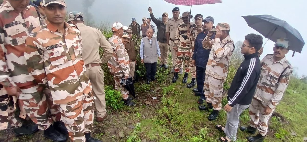 ITBP_official's tweet photo. 36वीं वाहिनी #ITBP, लोहाघाट द्वारा संतोला एवं बाराकोट (उत्तराखंड) में डिजास्टर मैनेजमेंट मॉक ड्रिल का सफल आयोजन किया गया। साथ ही, स्थानीय प्रशासन के साथ संयुक्त रूप से पौधारोपण कर पर्यावरण संरक्षण, जनसहभागिता एवं आपदा प्रबंधन के प्रति जागरूकता का संदेश दिया गया।
#Himveers https://t.co/0kTWQe5E5r
