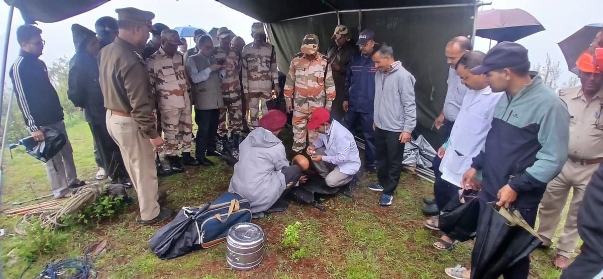 ITBP_official's tweet photo. 36वीं वाहिनी #ITBP, लोहाघाट द्वारा संतोला एवं बाराकोट (उत्तराखंड) में डिजास्टर मैनेजमेंट मॉक ड्रिल का सफल आयोजन किया गया। साथ ही, स्थानीय प्रशासन के साथ संयुक्त रूप से पौधारोपण कर पर्यावरण संरक्षण, जनसहभागिता एवं आपदा प्रबंधन के प्रति जागरूकता का संदेश दिया गया।
#Himveers https://t.co/0kTWQe5E5r