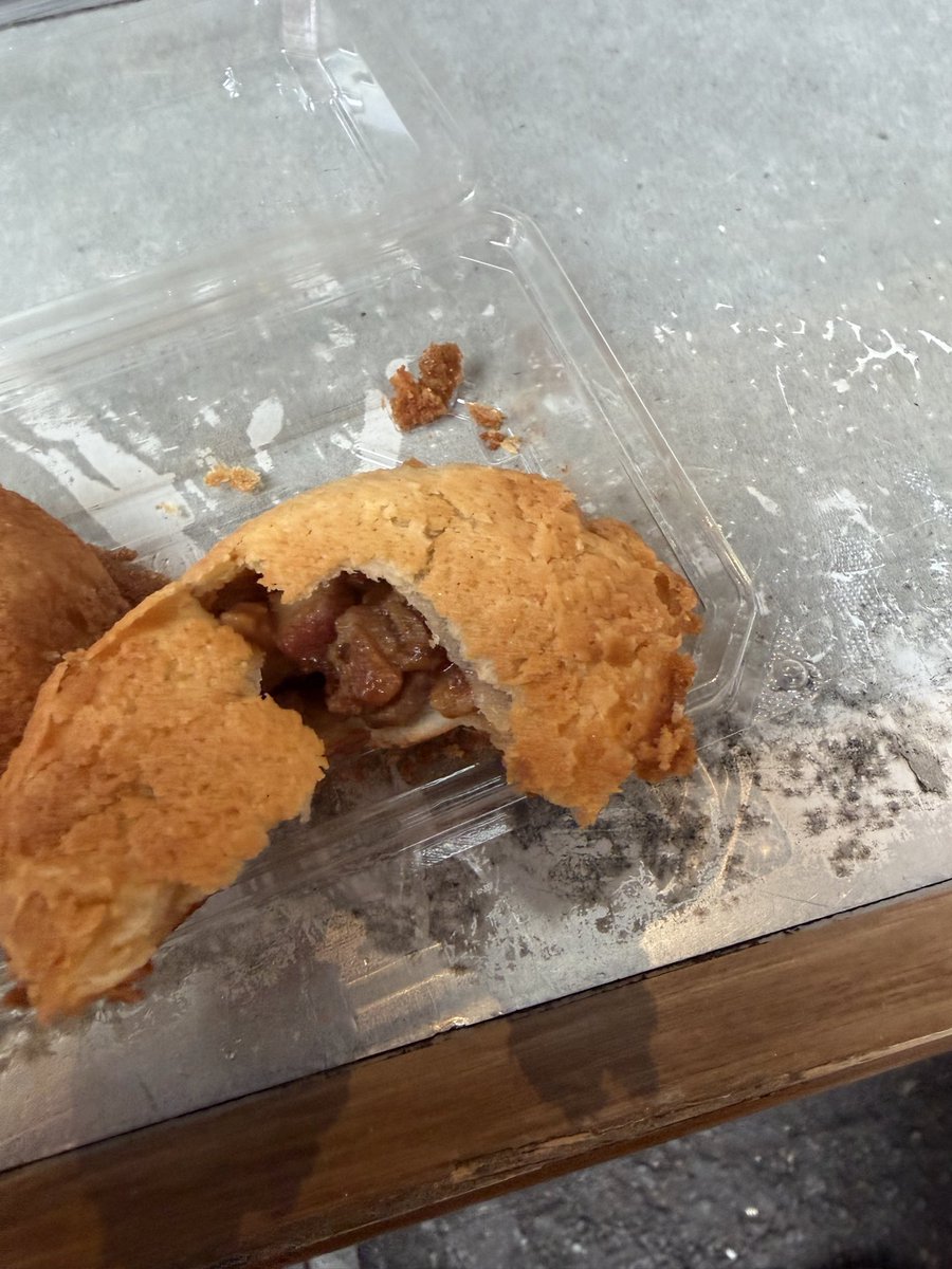 HIRO125982's tweet photo. 中華街来ました。西遊記さんで炒飯メロンパン買いました。温かい叉焼がデニッシュみたいな生地の中に入ってます。甘くて美味しいです。、、、レシート貰って無い😭ヘブバンのでレシート必要なのに💢 https://t.co/4olWWhjNJ9