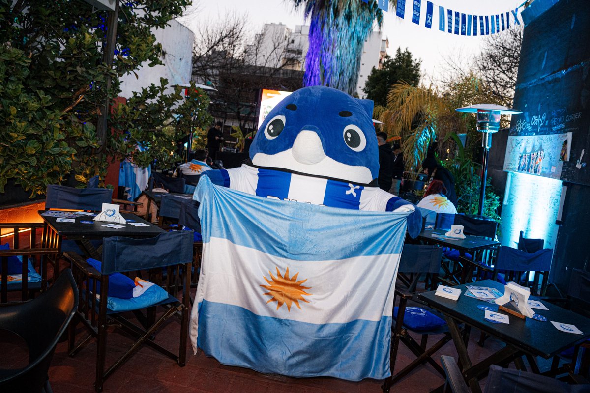 BingXOfficial's tweet photo. ¡Vamos Argentina! 🇦🇷  

Fans packed NAN Bar to cheer on Argentina, taking home exclusive BingX prizes and unforgettable community memories. ⚽ https://t.co/3h8zTZasaE