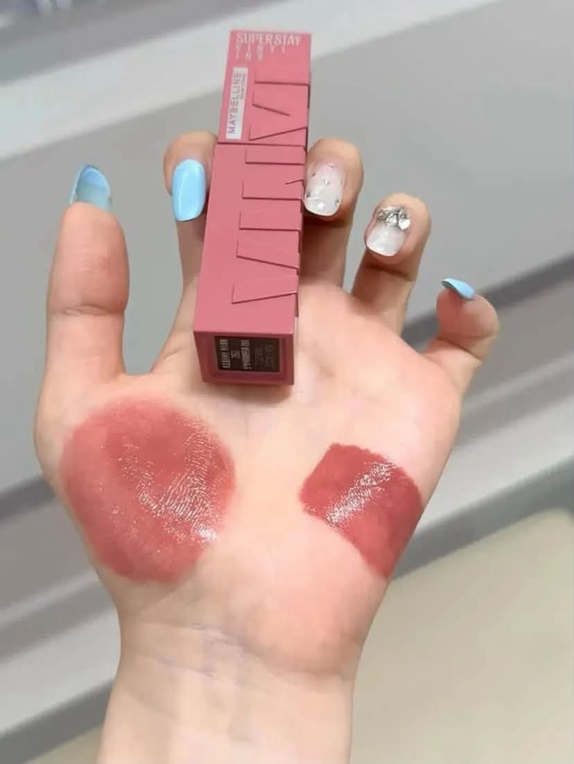 nadaeladela's tweet photo. Makasih ke netizen, ternyata MUA banyak pake shade ini karna mirip dior rouge yang cakepp ituuu, glossy nya dapet, warnanya bikin wajah jadi cerah 😭￼ https://t.co/KmmG3nwEcP