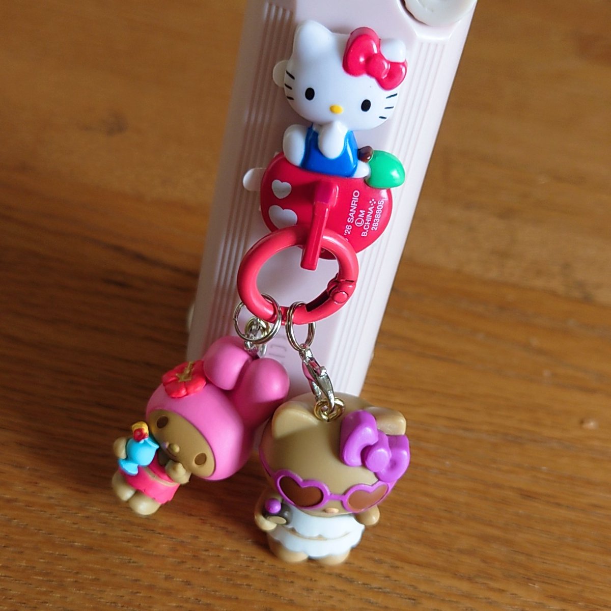 makitty0423's tweet photo. キーリングハンガーとアロハスイングコレクションﾐ・◦・ﾐ🎀🍎🍎🍎
ハンディーファンにつけてみたぁ
(･口･) https://t.co/h9j0YeMQuu