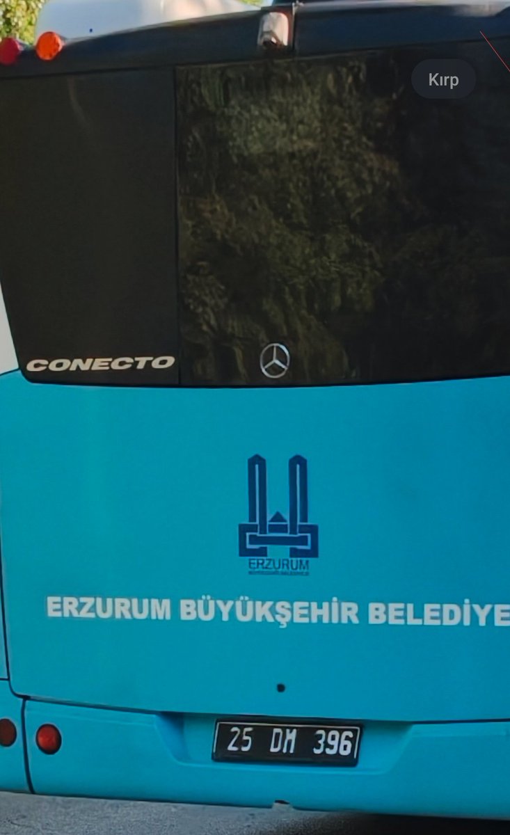 hyat_iste's tweet photo. Dünde üniversite içinde başka bir araca otobüsü durdurup yerinden kalkarak bağırdı. Tabi araç sahibi bunu duymadı, bize duyurdu yani. Adam free görünümlü, toplu ulaşıma yakışmayan biri. Lütfen belediyede başka görevler yapacak birini toplu ulaşım araçlarına vermeyin. 25DM396 https://t.co/MkJe6CYTwt