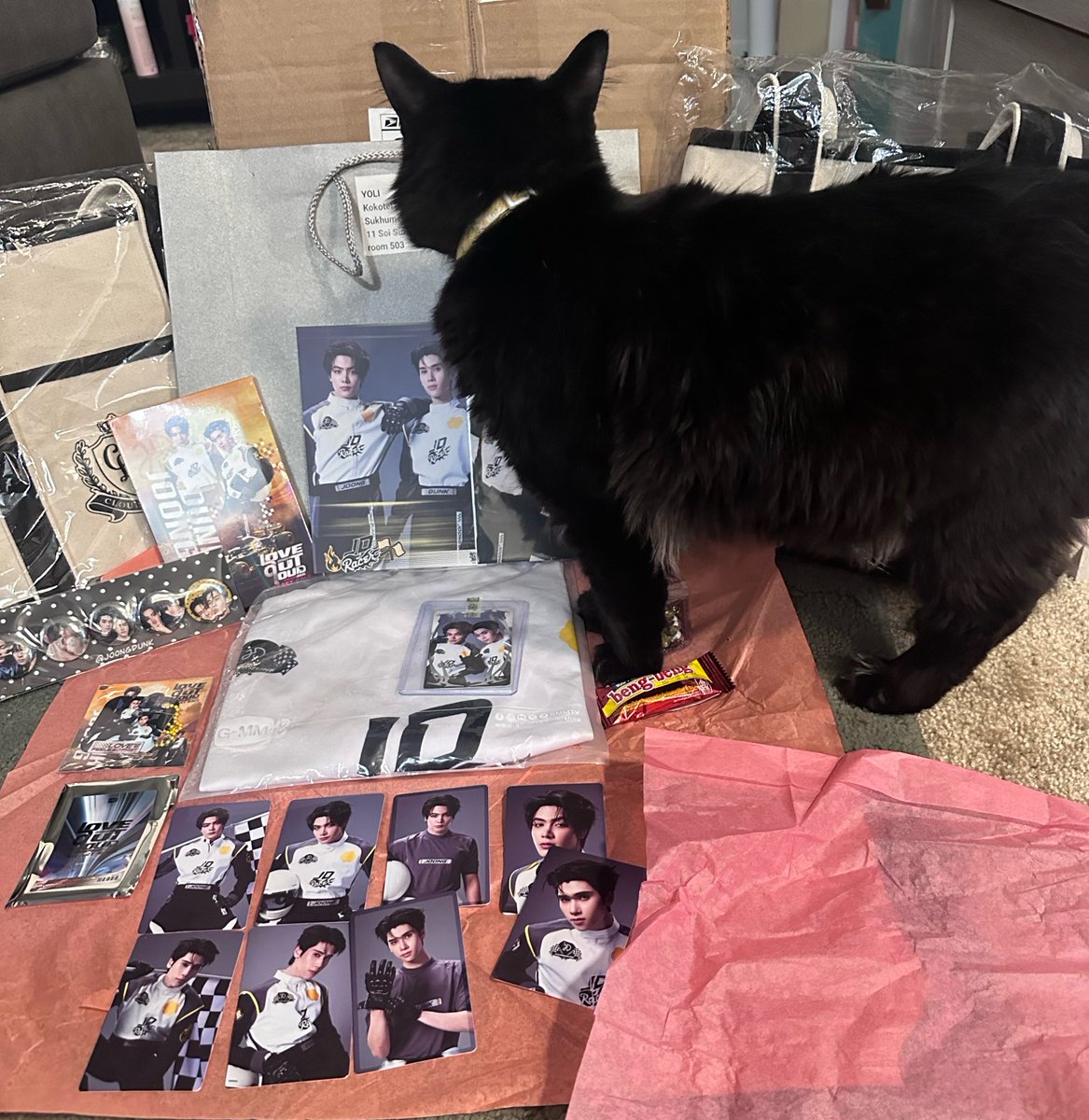 yoliluvsJD's tweet photo. it’s here it’s here!! 😭😭😭❤️ @GhostShipBL 

thank you for packing everything so lovely ☹️🤏🏻
the freebies are adorable omg 🥹

someone was more excited to open the package then me 🤣

#จุงดัง #JoongDunk https://t.co/6g2fy0NR6q