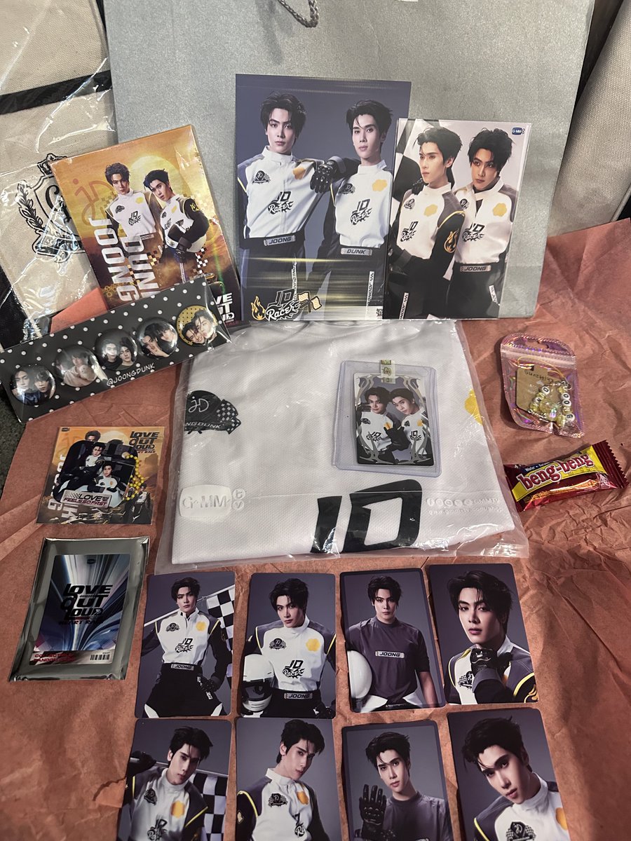 yoliluvsJD's tweet photo. it’s here it’s here!! 😭😭😭❤️ @GhostShipBL 

thank you for packing everything so lovely ☹️🤏🏻
the freebies are adorable omg 🥹

someone was more excited to open the package then me 🤣

#จุงดัง #JoongDunk https://t.co/6g2fy0NR6q