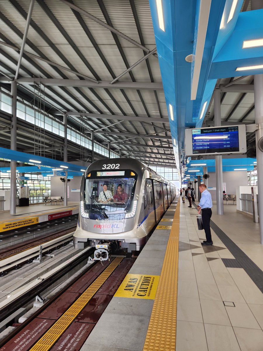 KamaruddinHaji's tweet photo. Selasa, 7 Julai 2026
☆ Menaiki LRT3 kali ke-4. Dari stesen Seksyen 7 Shah Alam ke stesen UiTM Shah Alam. Cukup selesa.
☆ LRT3 is a success story.
#LRT3 #LaluanShahAlam @askrapidkl 
#LRT3AdalahCeritaKejayaan https://t.co/HiMGiQdsqk