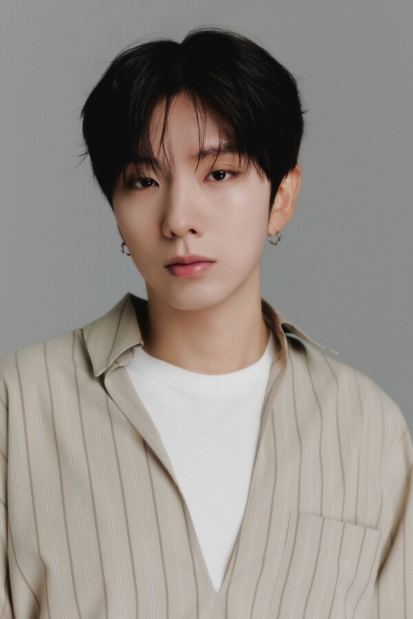 PopBaeks's tweet photo. Monsta X’s Kihyun names Baekhyun as one of his Top 5 Heavenly Vocal Kings!

 In a recent interview, when asked who he’d put on his list of top vocalists, Kihyun shared: “There are so many idols who can sing well. First, I really respect and like Baekhyun sunbaenim. I like Seventeen’s Seungkwan too.”

He added that while he has a close relationship with Seungkwan (since they debuted around the same time), he doesn’t have much personal connection with Baekhyun yet:“Seungkwan we debuted together so I think we can ask him, but Baekhyun doesn’t have a relationship with me. It would be a great honor… Shall I send you a DM? (laughs) I’m a little embarrassed but I’ll contact you.”