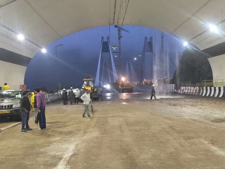 rishibagree's tweet photo. Yesterday, many journos claimed that the missing link, which had just opened a few months ago, caved in.

Today it is clear that the tunnel is unscathed. It was a landslide triggered by heavy rain that fell on it, and everything was cleared in 12 hours.

Time to question them? https://t.co/qGTHtwf5b9