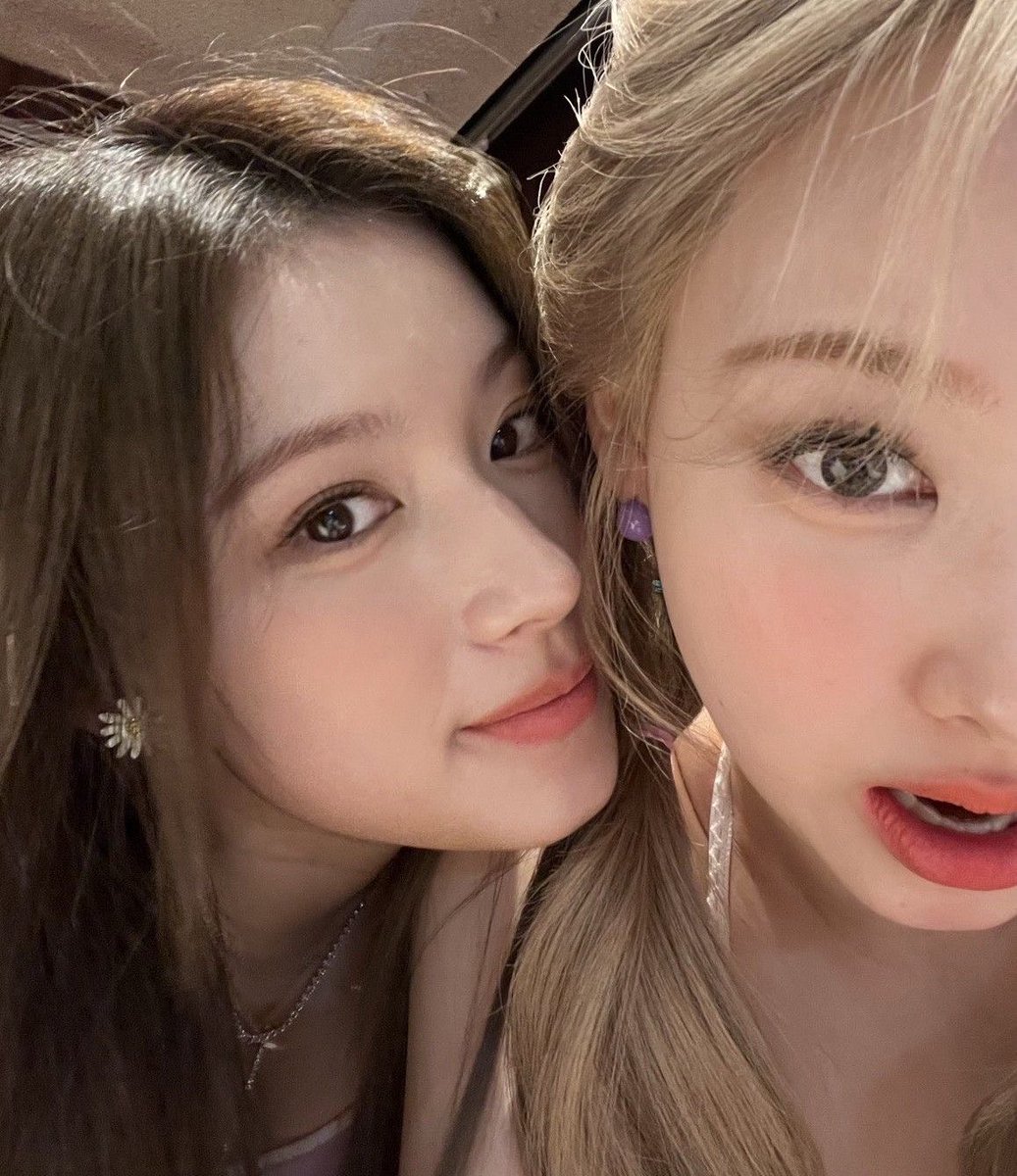nayesorm's tweet photo. #janjingjing &amp; #sanayeon https://t.co/RWto0EpRXx