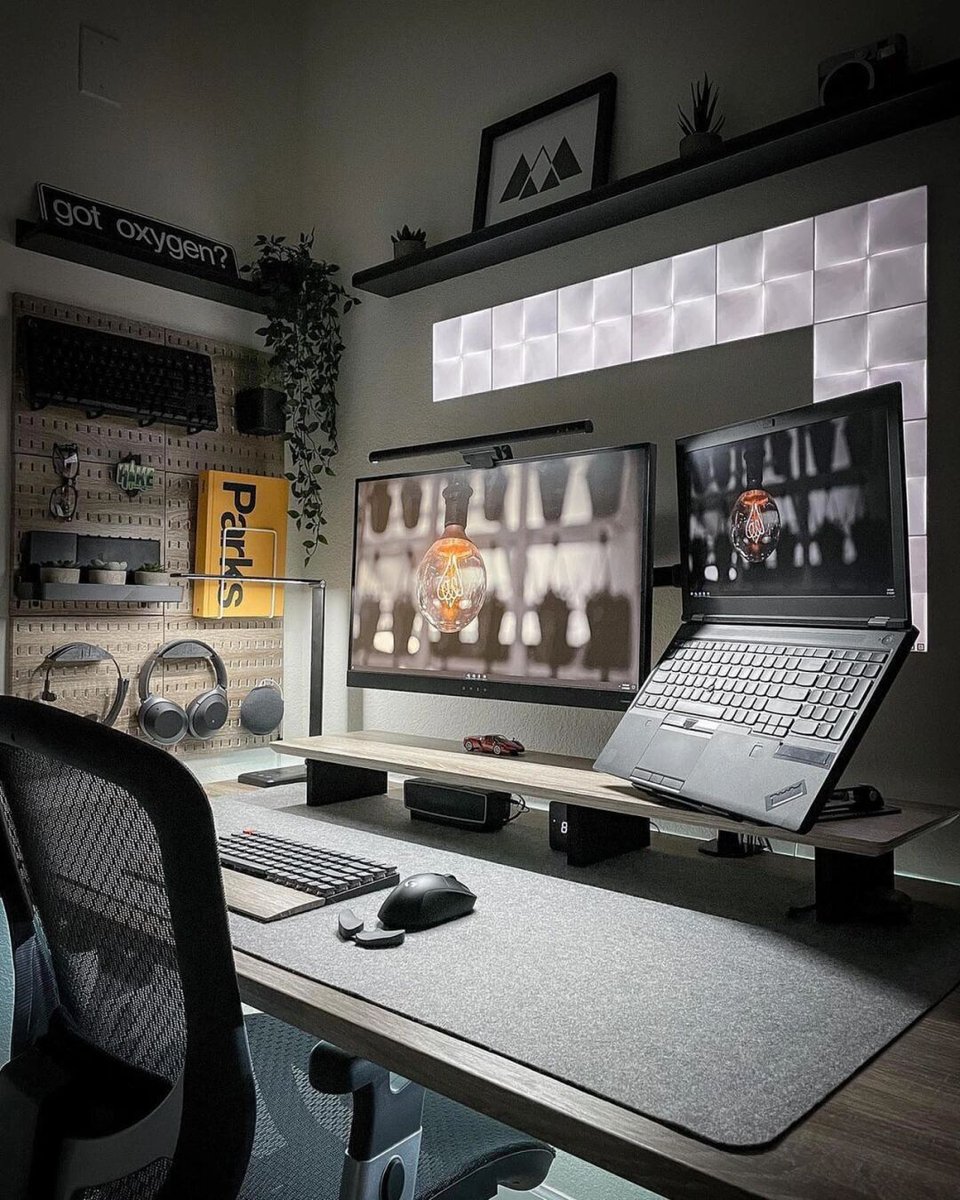 Javiiroy's tweet photo. Upgrade your work-from-home vibe with this tidy desk: dual monitor set, tiny succulent, and cable organizer. Focus mode unlocked ， https://t.co/zc28NfTqZF