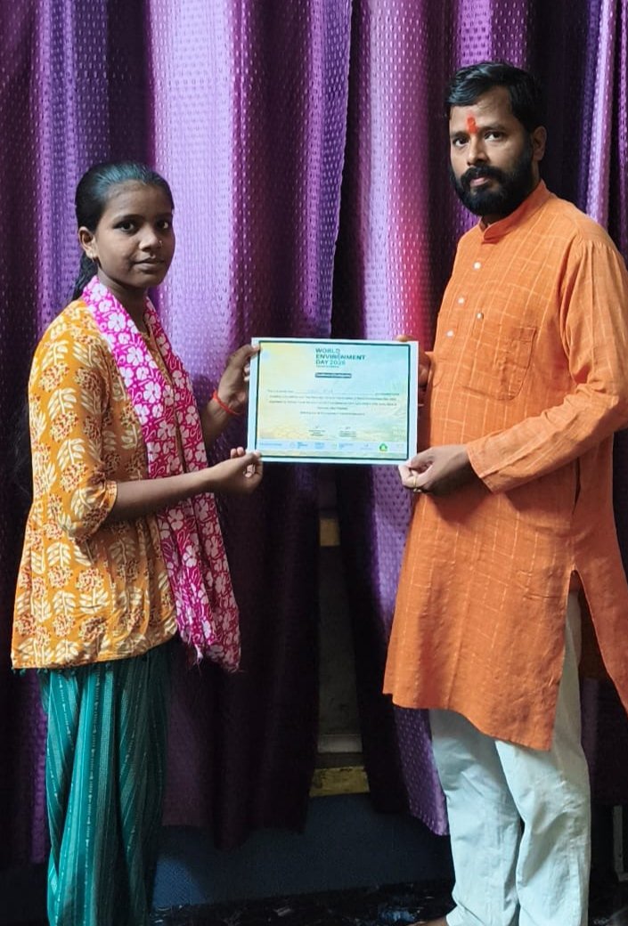 uss_foundation's tweet photo. रंगोली प्रतियोगिता में भाग लेने वाले बच्चों को सर्टिफिकेट प्रदान किया गया। इस प्रतियोगिता में बच्चों ने प्रदूषण, धरती का बदलता स्वरूप, वृक्षों की कटाई, जल का दोहन, मृत होती भूमि, वन जीवों का पलायन तथा उनकी घटती संख्या आदि विभिन्न चित्रों के माध्यम से समाज को संदेश दिया। https://t.co/d48FQjlFyt
