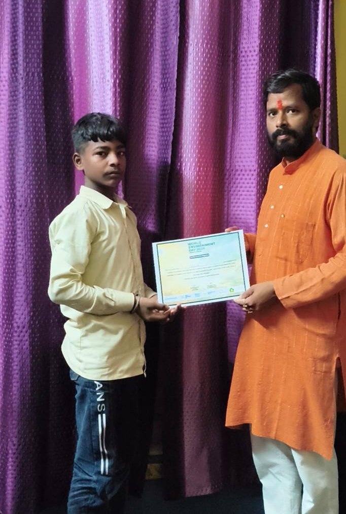 uss_foundation's tweet photo. रंगोली प्रतियोगिता में भाग लेने वाले बच्चों को सर्टिफिकेट प्रदान किया गया। इस प्रतियोगिता में बच्चों ने प्रदूषण, धरती का बदलता स्वरूप, वृक्षों की कटाई, जल का दोहन, मृत होती भूमि, वन जीवों का पलायन तथा उनकी घटती संख्या आदि विभिन्न चित्रों के माध्यम से समाज को संदेश दिया। https://t.co/d48FQjlFyt