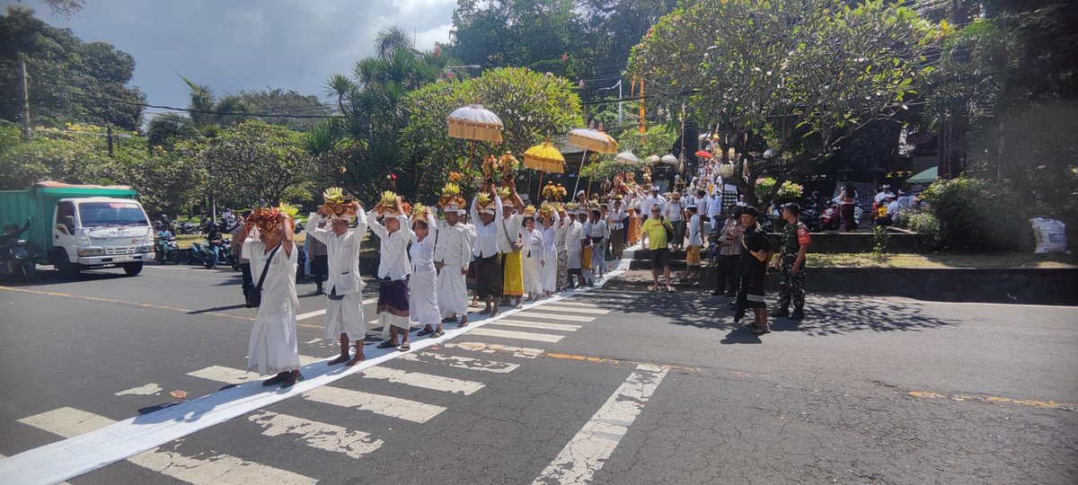 polsekdawanp's tweet photo. POLSEK DAWAN AMANKAN PUNCAK UPACARA PADUDUSAN ALIT DI PURA GOA LAWAH

Polsek Dawan yang dipimpin langsung Kapolsek Dawan AKP I Ketut Nariawan, S.H. melaksanakan pengamanan rangkaian Puncak Upacara Padudusan Alit di Pura Sad Khayangan Jagat Goa Lawah, Desa Pesinggahan, https://t.co/cs0kjXVIqQ