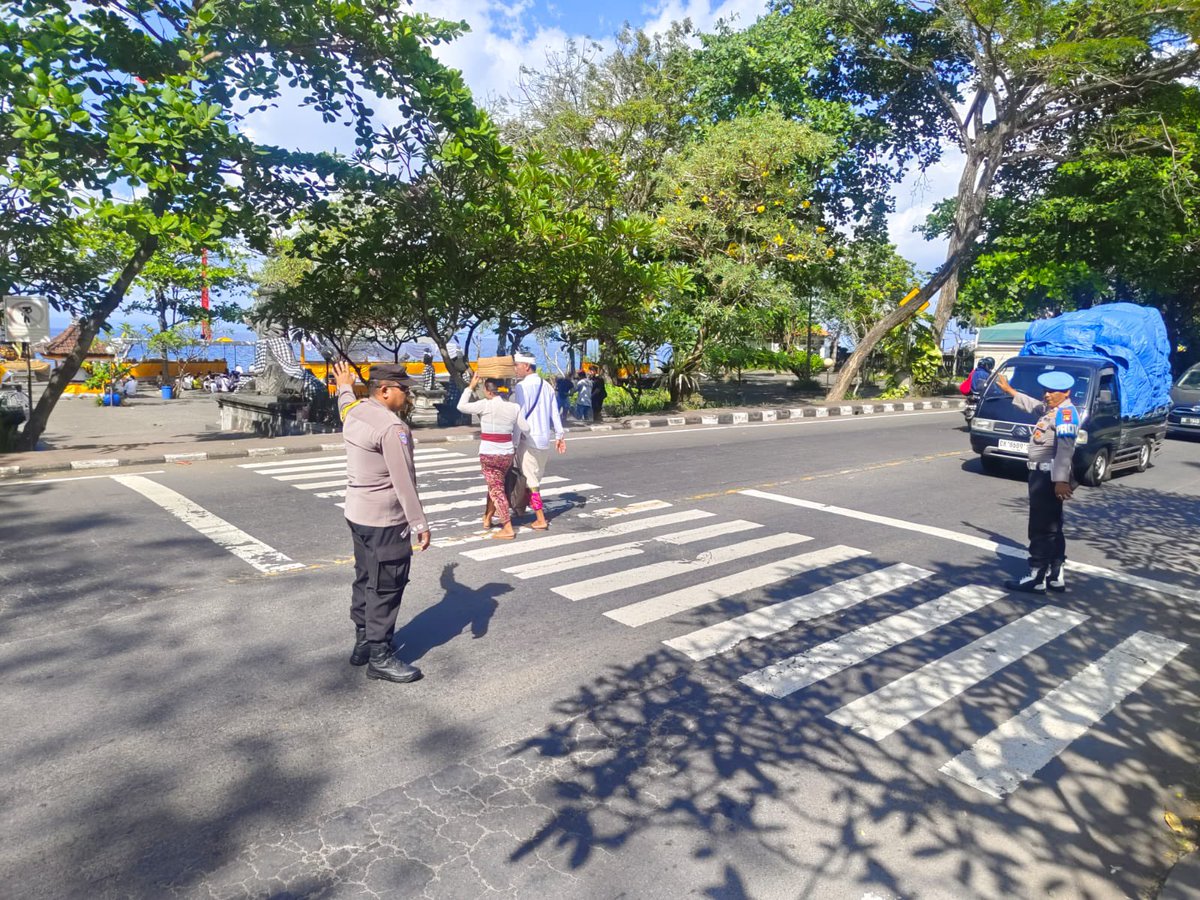 polsekdawanp's tweet photo. POLSEK DAWAN AMANKAN PUNCAK UPACARA PADUDUSAN ALIT DI PURA GOA LAWAH

Polsek Dawan yang dipimpin langsung Kapolsek Dawan AKP I Ketut Nariawan, S.H. melaksanakan pengamanan rangkaian Puncak Upacara Padudusan Alit di Pura Sad Khayangan Jagat Goa Lawah, Desa Pesinggahan, https://t.co/cs0kjXVIqQ