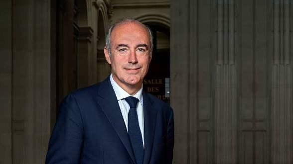 BrunoRetailleau's tweet photo. Il y a un an disparaissait Olivier Marleix.

Je pense aujourd’hui avec émotion à sa famille, à ses proches et à tous ceux qui continuent de porter son souvenir.

Chez Olivier Marleix, le gaullisme était d’abord une exigence morale : servir la France avant soi-même, défendre sa souveraineté, son indépendance et faire toujours prévaloir l’intérêt national. Ces principes guidaient chacun de ses engagements et chacune de ses prises de position.

Dans une époque où les convictions sont parfois sacrifiées aux circonstances, il rappelait qu’une parole politique n’a de valeur que lorsqu’elle demeure fidèle à ce qu’elle croit juste.

Son exemple continue de nous inspirer. Sa mémoire nous oblige à poursuivre ce combat au service de la France.