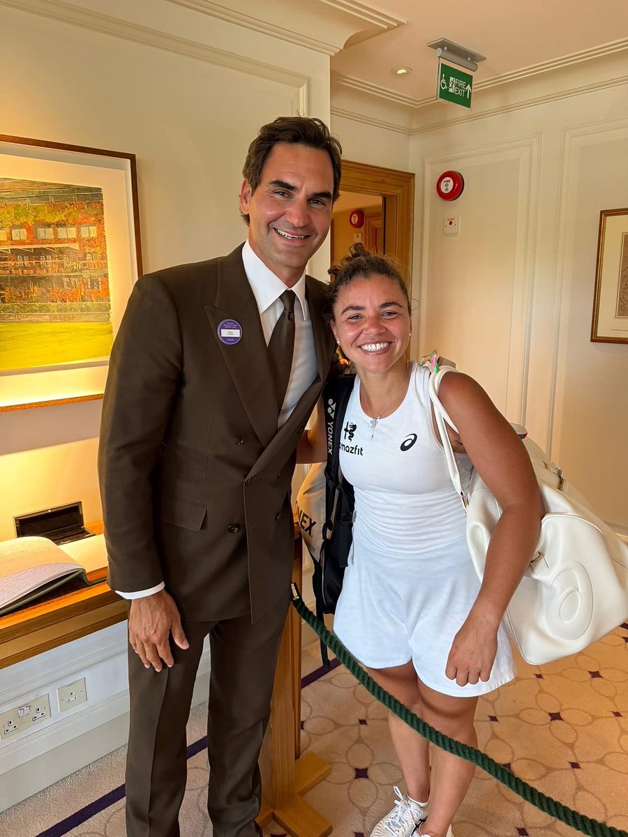LoveSetMatch_'s tweet photo. Wimbledon is hard to beat when it comes to selfies! 😅 

… thanks for coming to my match @Rogerfederer 🙏🏻 @JasminePaolini 

Wimbledon https://t.co/JPWOaEZTwo
