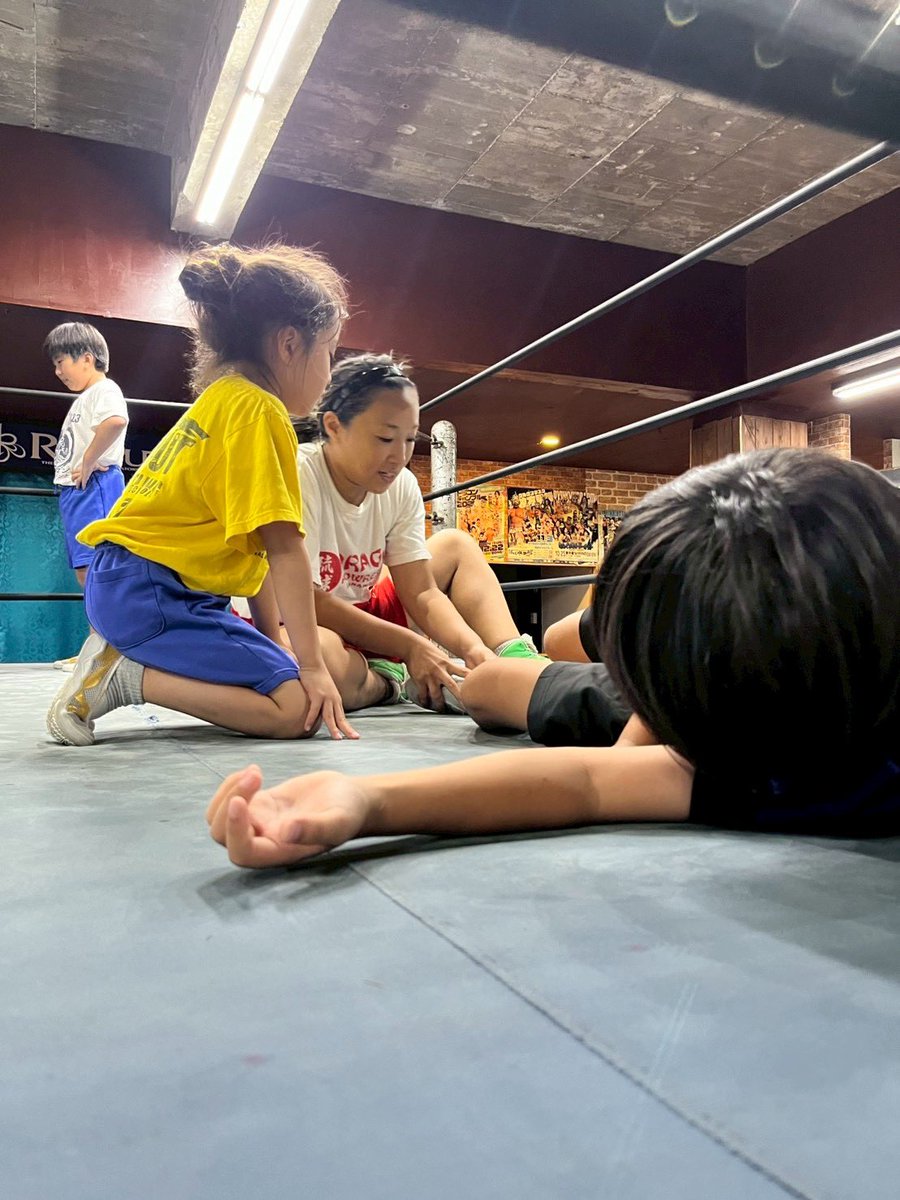 ajs_msk's tweet photo. 本日、火曜日は #プロレススクール 🛎️

かっこよい画像を作成してくれたので、プリントしてから1枚1枚丁寧に掲示していただけるとこをみさきがかけつけたいと思いま♬
まずはホームに記念すべき1枚目を貼っちゃうゼッ🫰😆✨

どうぞこれからもよろしくお願いいたしマス💚💚
#琉ドラ #rd_pw https://t.co/7DPmW4nWDj