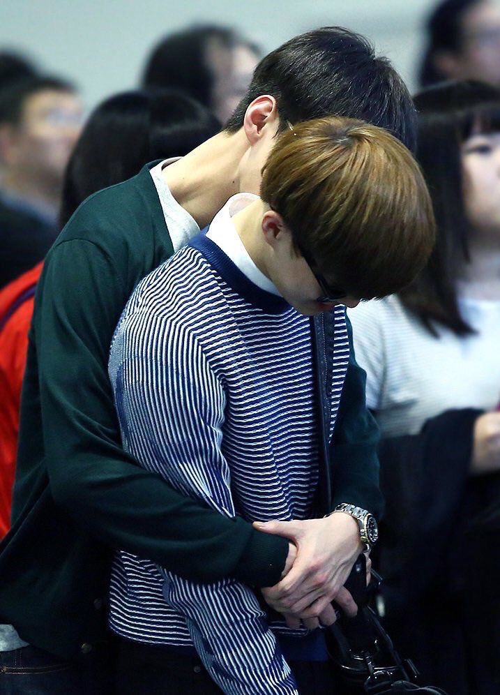 kkitosan0412's tweet photo. 2015년 4월 20일, 영원히 잊지 못할 전설의 공항 새준 백허그 https://t.co/7Ny4St8UlS