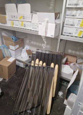 Prefet51's tweet photo. #ContrôleSanitaire

Nouvelle fermeture administrative décidée par le préfet de la Marne.

A la suite d'un signalement SignalConso, un contrôle a été mené pour le compte de la DDETSPP par la société Bureau Veritas.

📍 L'établissement « Snack-Event », situé 10 avenue du Président Kennedy à Reims est fermé immédiatement à compter de ce jour.

❌Motif : Graves manquements  aux règles d'hygiène et de sécurité alimentaire (infestation massive de  cafards dans l'ensemble des locaux, défaut de nettoyage et de  désinfection, stockage de denrées au sol et lave-mains non fonctionnel)  présentant un danger immédiat pour la santé publique.

La réouverture de l'établissement sera conditionnée à la réalisation complète des travaux de mise aux normes sanitaires.

La santé des citoyens et le respect des règles ne se négocient pas.  Les contrôles se poursuivent partout dans le département pour garantir  la sécurité de tous.

#Marne #Reims #HygieneAlimentaire