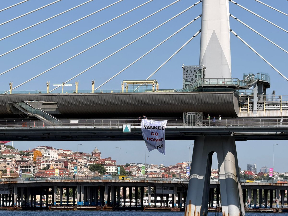 FKF_sm's tweet photo. Emperyalist savaş örgütü NATO'yu da işbirlikçilerini de ülkemizde istemiyoruz. 

Ülkemizde gerçekleşen NATO toplantısına karşı Haliç'ten seslendik. 

"Yankee Go Home!" https://t.co/lW2gLuCD7q