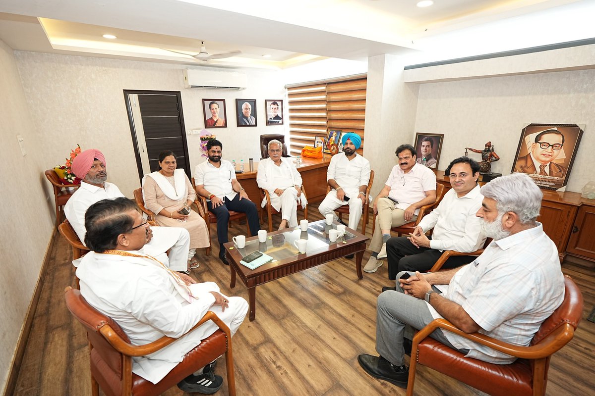 Ajay_reporter's tweet photo. पंजाब कांग्रेस के प्रभारी भूपेश बघेल और सह प्रभारी सूरज ठाकुर ने पंजाब कांग्रेस के नवनियुक्त तीनों कार्यकारी अध्यक्षों से मुलाकात की..साथ में प्रधान राजा वेडिंग भी मौजूद.. https://t.co/nMOqDGVIGR