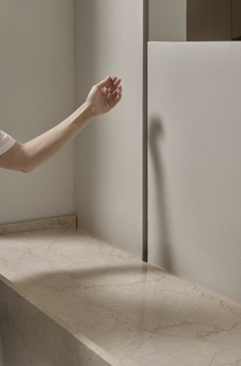 Interior_es's tweet photo. Tras el diseño original de #Lineadacqua, creado por Giorgio Rava, #antoniolupi incorpora ahora la tecnología #touchless en Lineadacqua Sensor, eliminando el mando visible y reforzando la pureza arquitectónica del lavabo.
-> https://t.co/XVER6zLUuc
-> #DiseñoDeBaño #Minimalismo https://t.co/WCOIQx2c6u