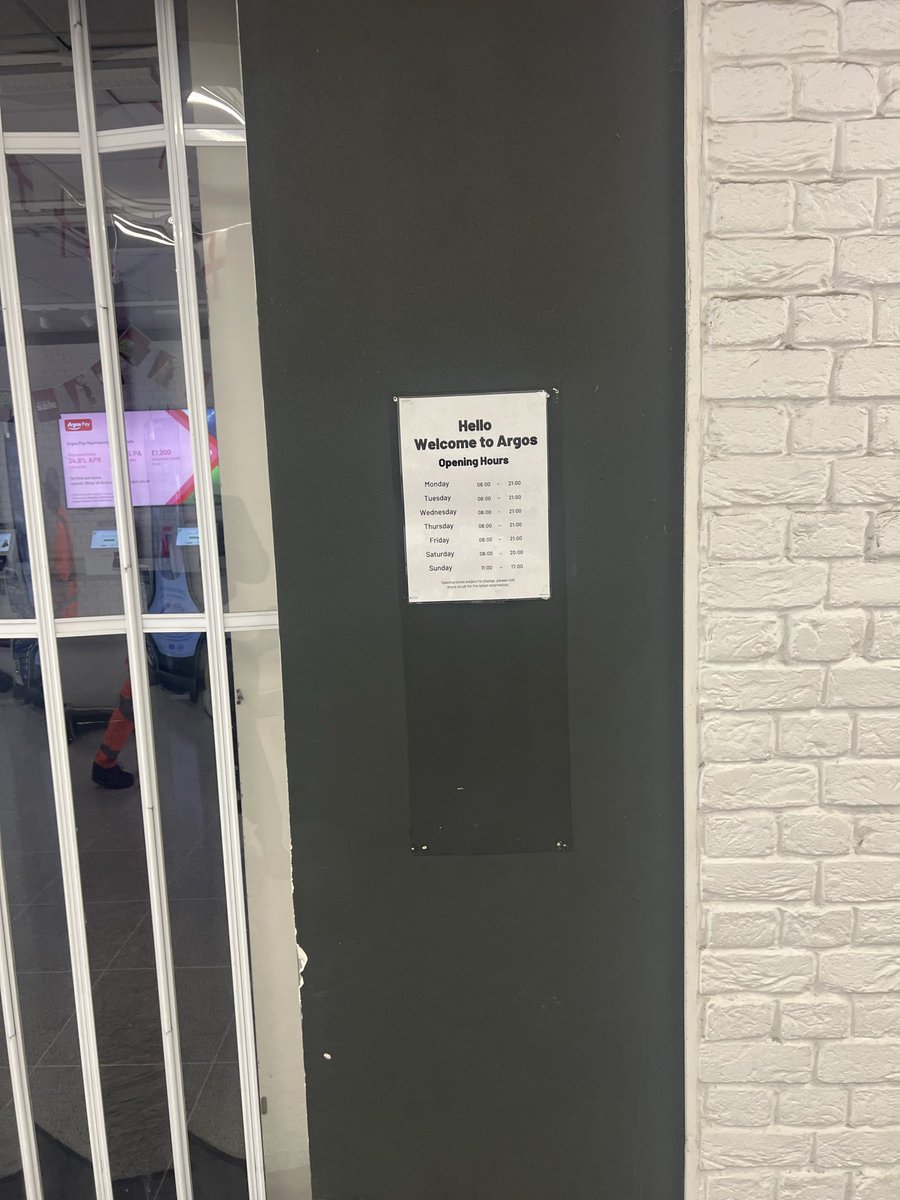 DeeOgunbiyi's tweet photo. @Argos_Online @ArgosHelpers @sainsburys Thanks for wasting my time and making fools of those of us who believed the store would be open at 8am https://t.co/2Tjwz2Cm6C