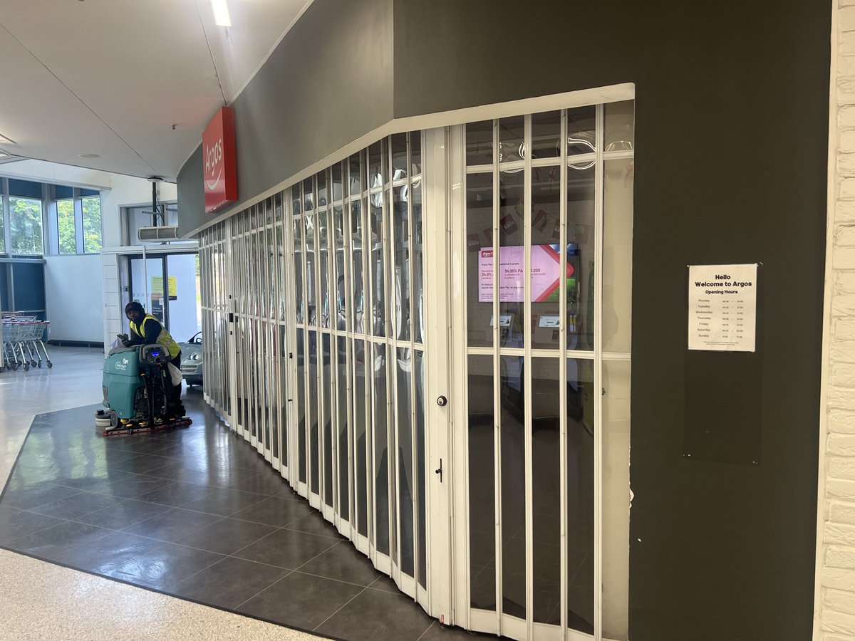DeeOgunbiyi's tweet photo. @Argos_Online @ArgosHelpers @sainsburys Thanks for wasting my time and making fools of those of us who believed the store would be open at 8am https://t.co/2Tjwz2Cm6C