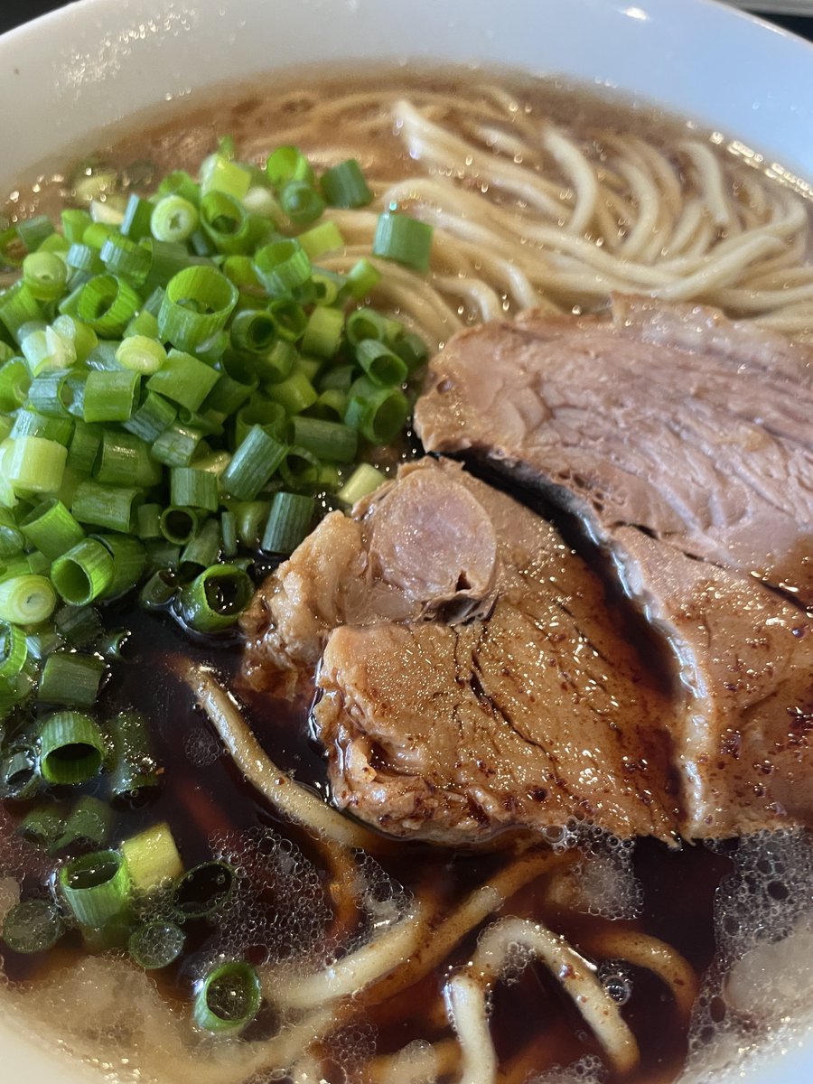 yamarock_rembo's tweet photo. 本日7/7(火)深夜営業🍜 
21:00〜24:00
"還ってきた細麺限定営業"
※いつもの自社製麺(太麺)を使用した
ラーメンはお休みです。

『深夜のマー油豚骨ラーメン（細麺）』

焦がしニンニクの香ばしさが広がる自家製マー油と、じっくり炊き上げた濃厚豚骨スープを合わせた深夜限定の一杯！
スープによく絡む細麺でご提供します。

※細麺を食べられるのは今日だけ（予定）　ですので、この機会にぜひお召し上がりください！

・300g/200g/150gからお選びいただけます
・やさい、ニンニク、アブラ乗りません
・ニンニクをご希望の方には別皿でご提供いたします
・のり5枚(100円)

のりトッピングオススメ！
スープに浸しても、そのまま麺を巻いても良し☝🏼

⚠️ 約40食限定
売り切れ次第終了となります。
⚠️いつもの「ラーメン」お休みです。

皆様のご来店をお待ちしております！🍜🔥