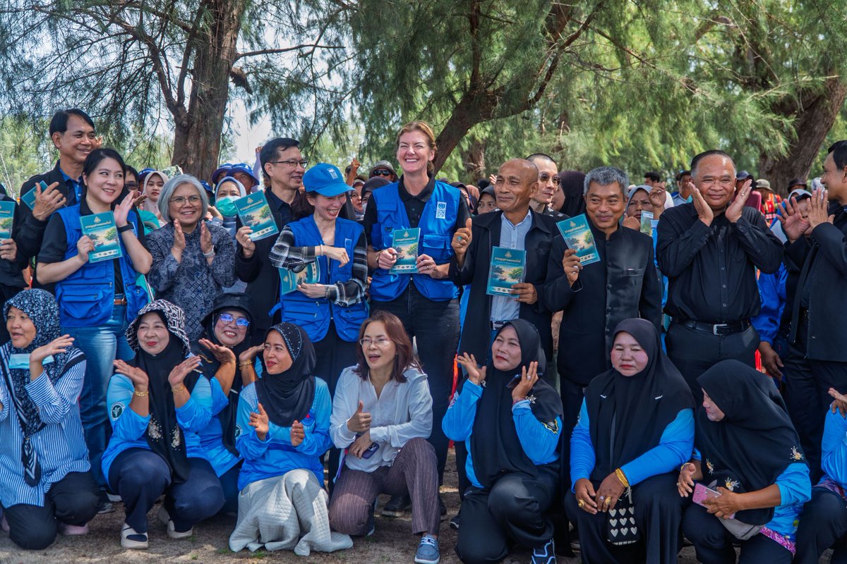 UNDPasiapac's tweet photo. How do we get #ClimateFinance to the frontlines? By letting communities lead. 

🇹🇭 Pattani Bay launched the 1st Community Climate Charter in Southern Thailand, a model to connect public &amp; private finance with local adaptation priorities.

Learn more: https://t.co/LRs28W516w https://t.co/KAYaxoaYII