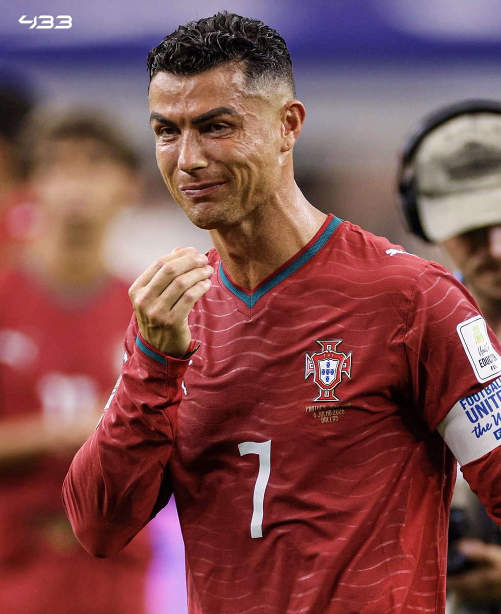 Messi_nmr's tweet photo. لاعبين ثانين انطردوا من كاس العالم 
الجمهور ما يقسون عليهم 

لكن كرستيانو حسود 
لاعب نرجسي ما يحب الخير لغيره 

و مشجعينه يشوفون ذا الشي شغف 

خلك شغوف لكن خلك محترم 
يطلع الحسد اللي داخله 
و اذا انطرد قام يتبكبك 

يقول I’m back يعني انه بيجيب هداف البطولة https://t.co/zdux9rlimB