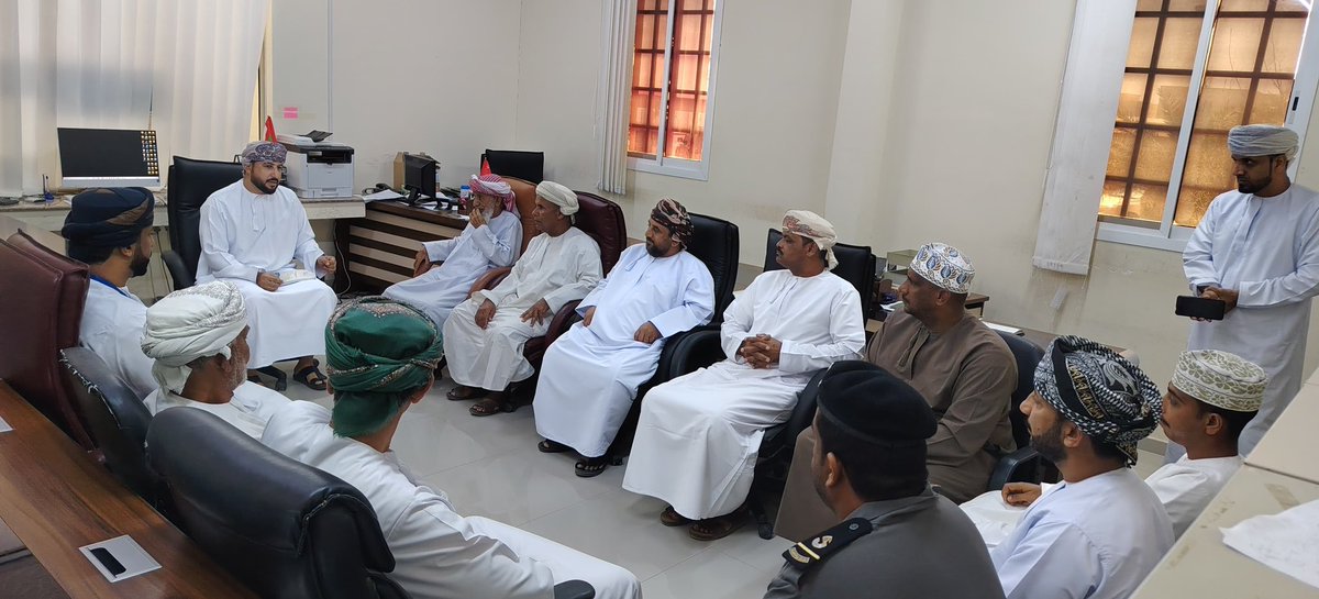 K_S_S_News's tweet photo. نظمت دائرة الثروة الزراعية والسمكية وموارد المياه بالخابورة بالتعاون مع دائرة الرقابة - قسم الرقابة السمكية بالمديرية العامة للثروة الزراعية والسمكية وموارد المياه بشمال الباطنة ،محاضرة عن الرقابة السمكيه حيث تطرق الفاضل يوسف بن داود القطيبي مراقب ثروة سمكية ، الى أهمية التقيد بقانون الثروات المائية الحية وذلك بعدم التهاون في تركيب أرقام القوارب أواستبدال التالف منها ،كذلك اهمية المسارعة في استخراج التراخيص السمكية لكل معدة من معدات الصيد وغيرها من المواضيع التي تهم قطاع الثروة السمك��ة ،بعد ذلك فتح المجال للنقاش والاستماع الى مطالب الصيادين الحاضرين حول تفعيل الرقابة والحد من التجاوزات من قبل بعض الصيادين . 
@DGAFWR_NBATINAH
