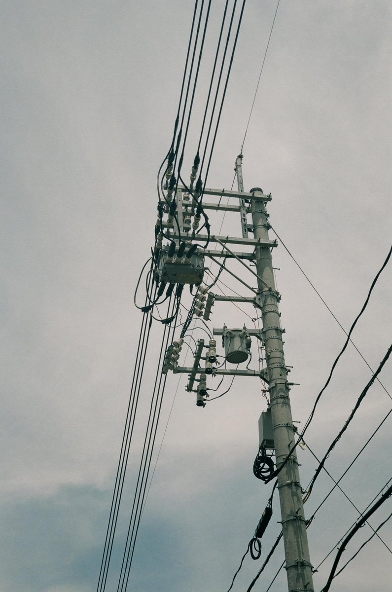 yamsan's tweet photo. YAMPHOTO, CONTAX TVS II Dと国道沿いの電柱と電線など
https://t.co/jVWZtAdIuA
#フィルム写真
#フィルムカメラ
#filmcamera
#CONTAXTVS
#CONTAXTVSII
#CONTAX
#CarlZeiss
#35mm
#filmphotography
#FUJIFILM
#FUJICOLOR
#FUJICOLOR100
#nagatocity
#長門市 https://t.co/XxNbBFC4VO
