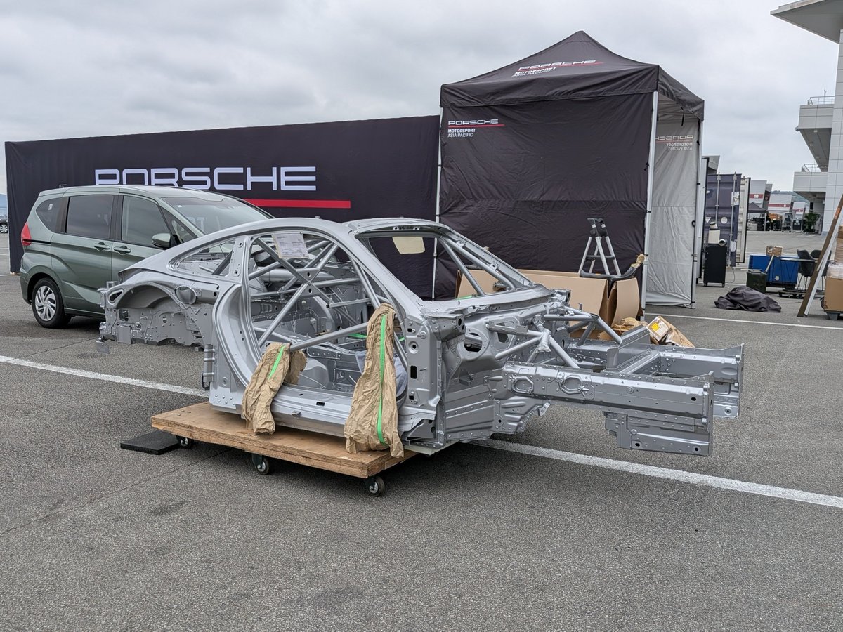 fswpress's tweet photo. ＼ 🧑‍🔧「年刊GT3車両を造ろう！2026」👀／

今週末開催のGTWCA＆Japan Cupに向けて車両搬入が続々と行われています！

5月のインドネシア戦から約2カ月の間を経て富士大会！🗻🎌
各チーム、メカニックの皆さんが週末に向けて着々と組み立て中です！🔧

この距離感でバラバラのGT3を見れるのもGTWCAならではの魅力！！🤩
大会期間中は入場券のみでパドック内へアクセスできますので、海外レースの雰囲気をお楽しみください～

現場からは以上です🫡