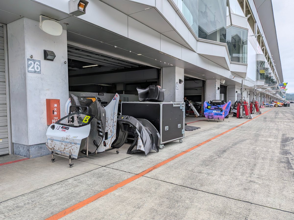 fswpress's tweet photo. ＼ 🧑‍🔧「年刊GT3車両を造ろう！2026」👀／

今週末開催のGTWCA＆Japan Cupに向けて車両搬入が続々と行われています！

5月のインドネシア戦から約2カ月の間を経て富士大会！🗻🎌
各チーム、メカニックの皆さんが週末に向けて着々と組み立て中です！🔧

この距離感でバラバラのGT3を見れるのもGTWCAならではの魅力！！🤩
大会期間中は入場券のみでパドック内へアクセスできますので、海外レースの雰囲気をお楽しみください～

現場からは以上です🫡