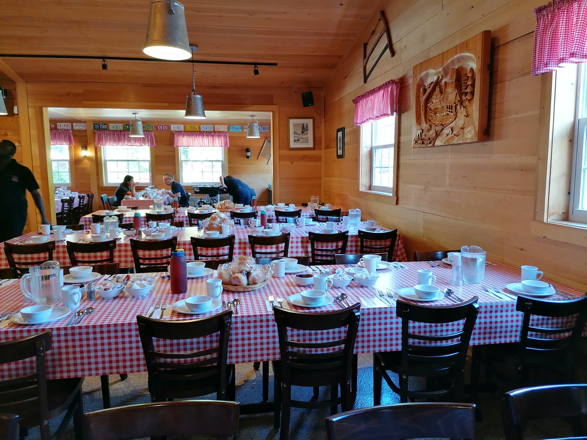 skymanuelima's tweet photo. A “#Cabane_A_Sucre_Chez_Dany” dá conhecer 1 pouco da vida rural do #Quebeque. Possui amplo salão de refeições (com música country do Quebeque), lojinha de souvenirs e 1 cabana de açúcar (onde se prepara o #xarope_de_Maple, um dos mais tradicionais produtos culinários do Quebeque) https://t.co/1THORkJRKX