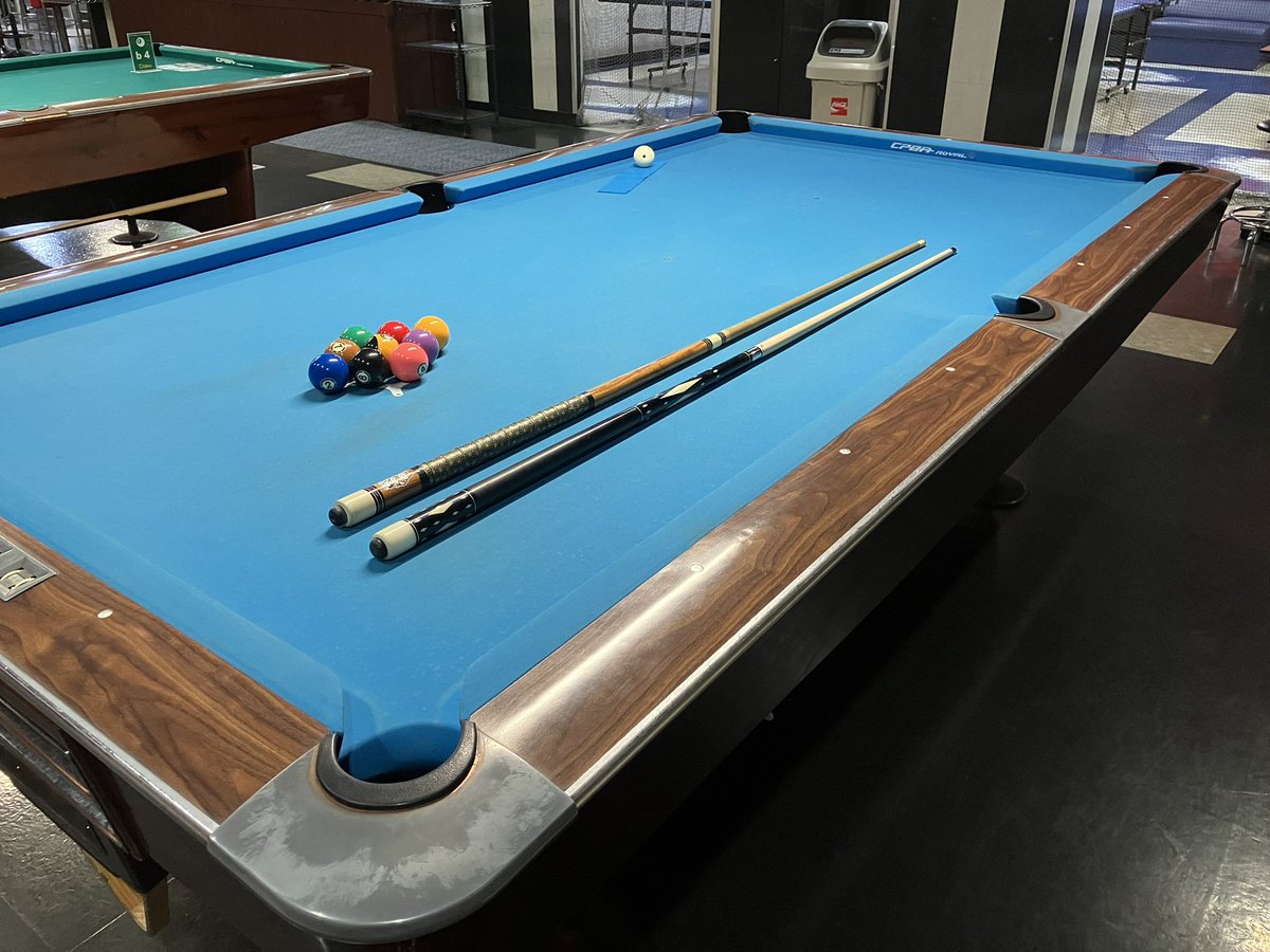 pool_return's tweet photo. 【シャフトにご挨拶中🥰】

早川工房さんのシャフト届いて…
3回目の練習タイム。

某サイベ

まだ…
「アナタがマスターですか？😊」
な関係性は作れず…

シャフトは何も喋りかけてくれません。

いつか君と会話出来るように頑張るね🥺

#ビリヤード #復帰組 #松戸 #柏

無言フォローご理解下さい😌 https://t.co/92PFXHU3lQ