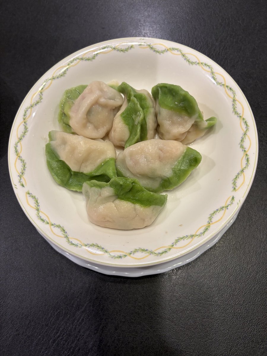 HIRO125982's tweet photo. 翡翠楼���んで翡翠炒飯と翡翠蒸し餃子、春巻き、桃まんじゅうを食べました。翡翠炒飯が有名でテレビにも出たらしいですね。エビ、イカ、エリンギの海鮮炒飯です。この炒飯は今まで食べた炒飯で1番美味しいです😋 https://t.co/PPYpF6MnWg