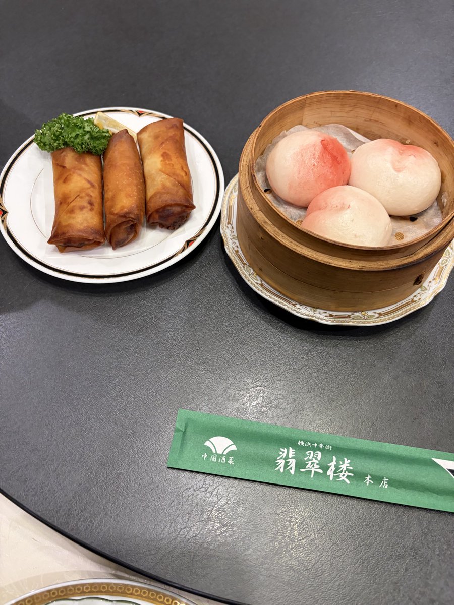 HIRO125982's tweet photo. 翡翠楼���んで翡翠炒飯と翡翠蒸し餃子、春巻き、桃まんじゅうを食べました。翡翠炒飯が有名でテレビにも出たらしいですね。エビ、イカ、エリンギの海鮮炒飯です。この炒飯は今まで食べた炒飯で1番美味しいです😋 https://t.co/PPYpF6MnWg