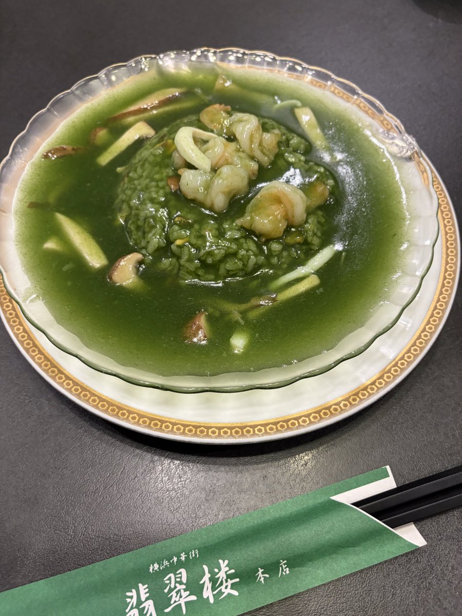 HIRO125982's tweet photo. 翡翠楼���んで翡翠炒飯と翡翠蒸し餃子、春巻き、桃まんじゅうを食べました。翡翠炒飯が有名でテレビにも出たらしいですね。エビ、イカ、エリンギの海鮮炒飯です。この炒飯は今まで食べた炒飯で1番美味しいです😋 https://t.co/PPYpF6MnWg