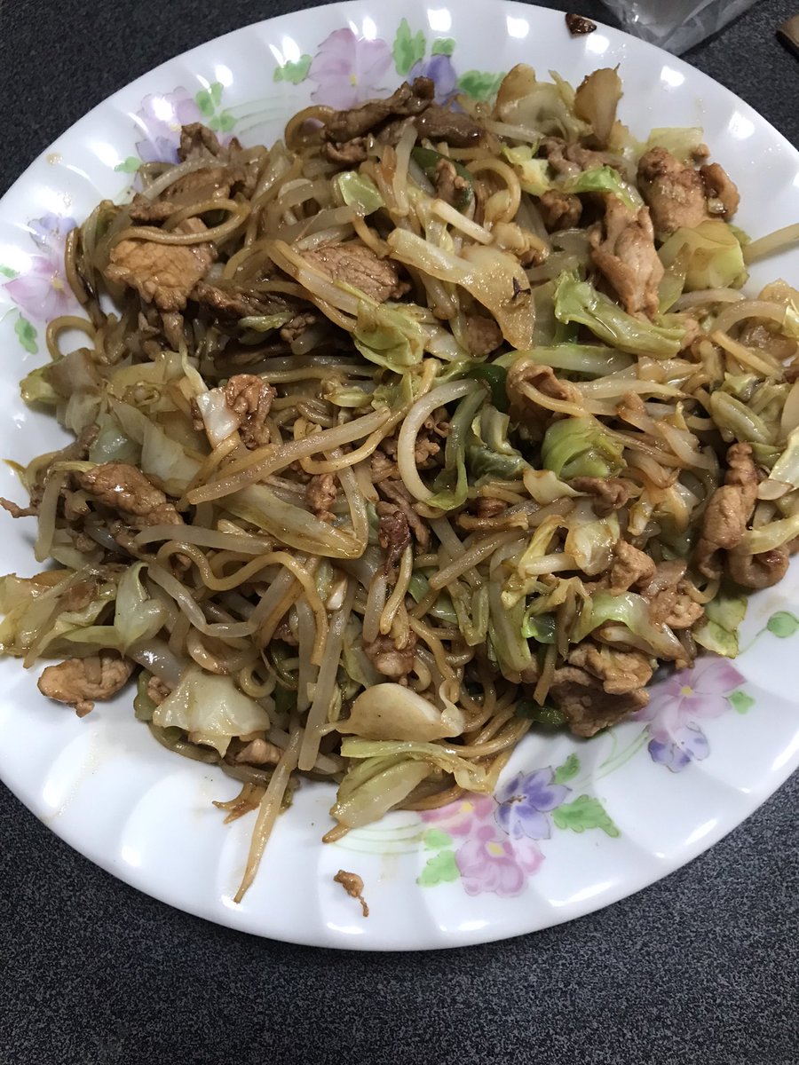 hazimammy's tweet photo. @sJZTnX9zLx95810 お腹空いた〜って言うのでお昼に作った焼きそばあげときます|´-`)ﾁﾗｯ https://t.co/2etYhSdpMS