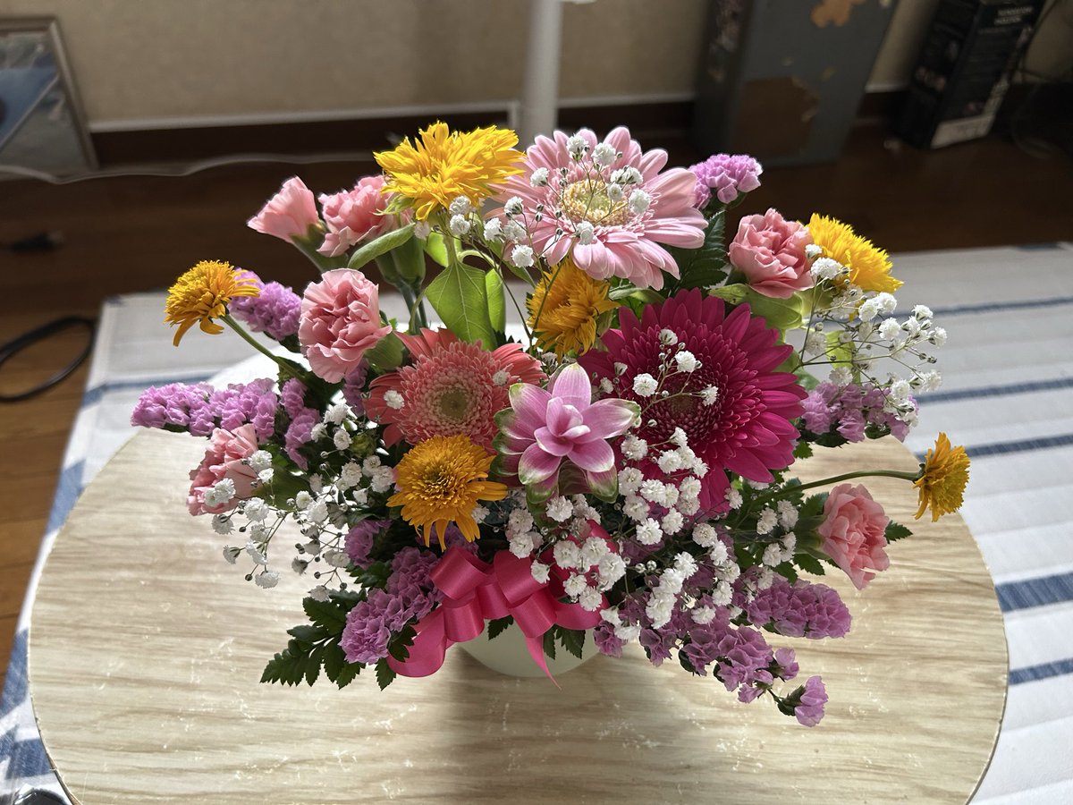 yasuko706's tweet photo. 昨日○5歳のお誕生日でした。家に帰ったらテーブルにこれが。久しぶりに嬉しい出来事でした。旦那さん、ありがとう😊 https://t.co/bsfVeZROzC