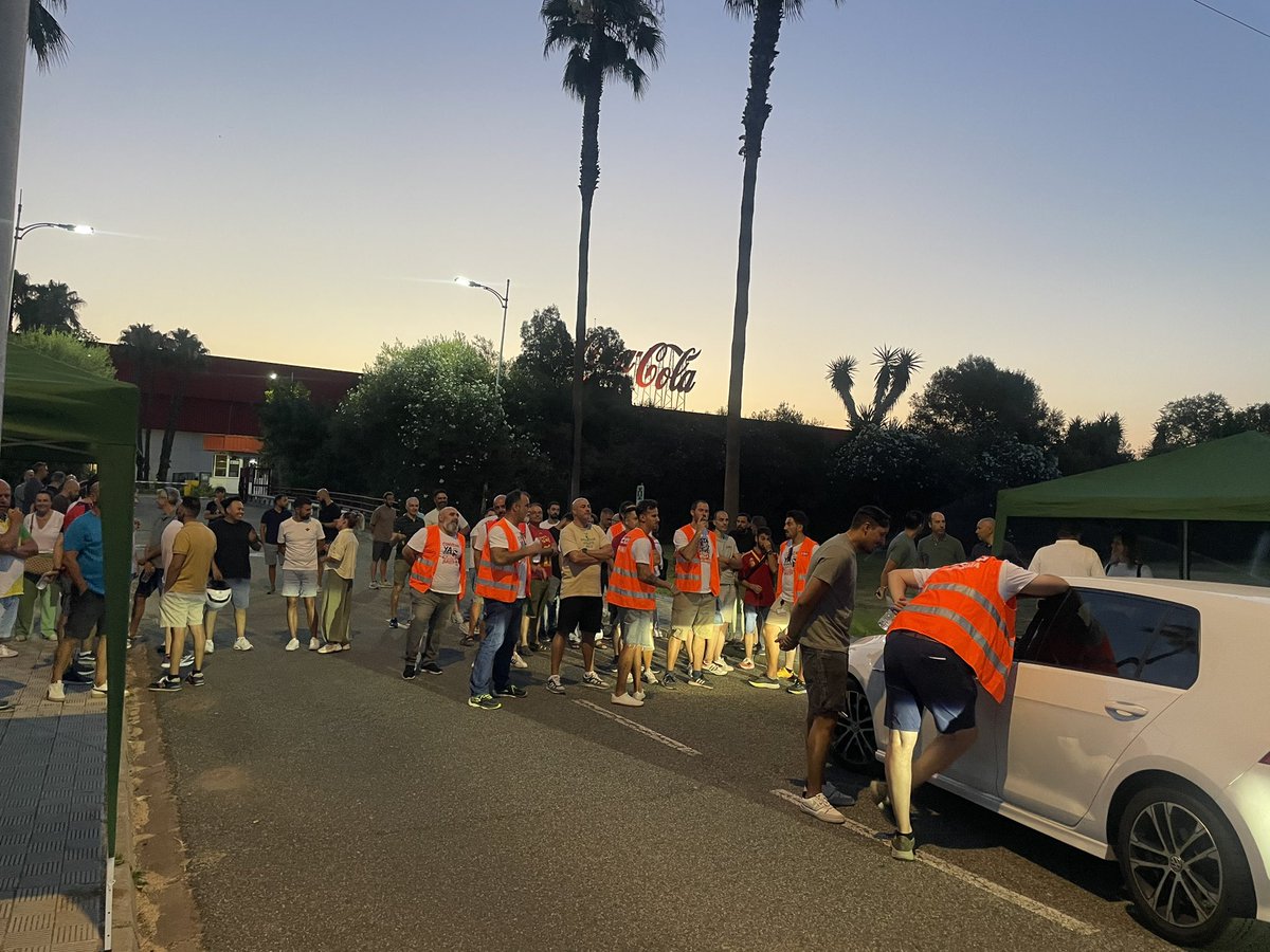 asiccoose's tweet photo. 3er día de huelga en #cocacola. La plantilla vuelve a parar por una subida salarial digna y sin pérdida de poder adquisitivo. A esta plantilla se le respeta! #niunpasoatras #industriasevilla https://t.co/BEykLC9f2r