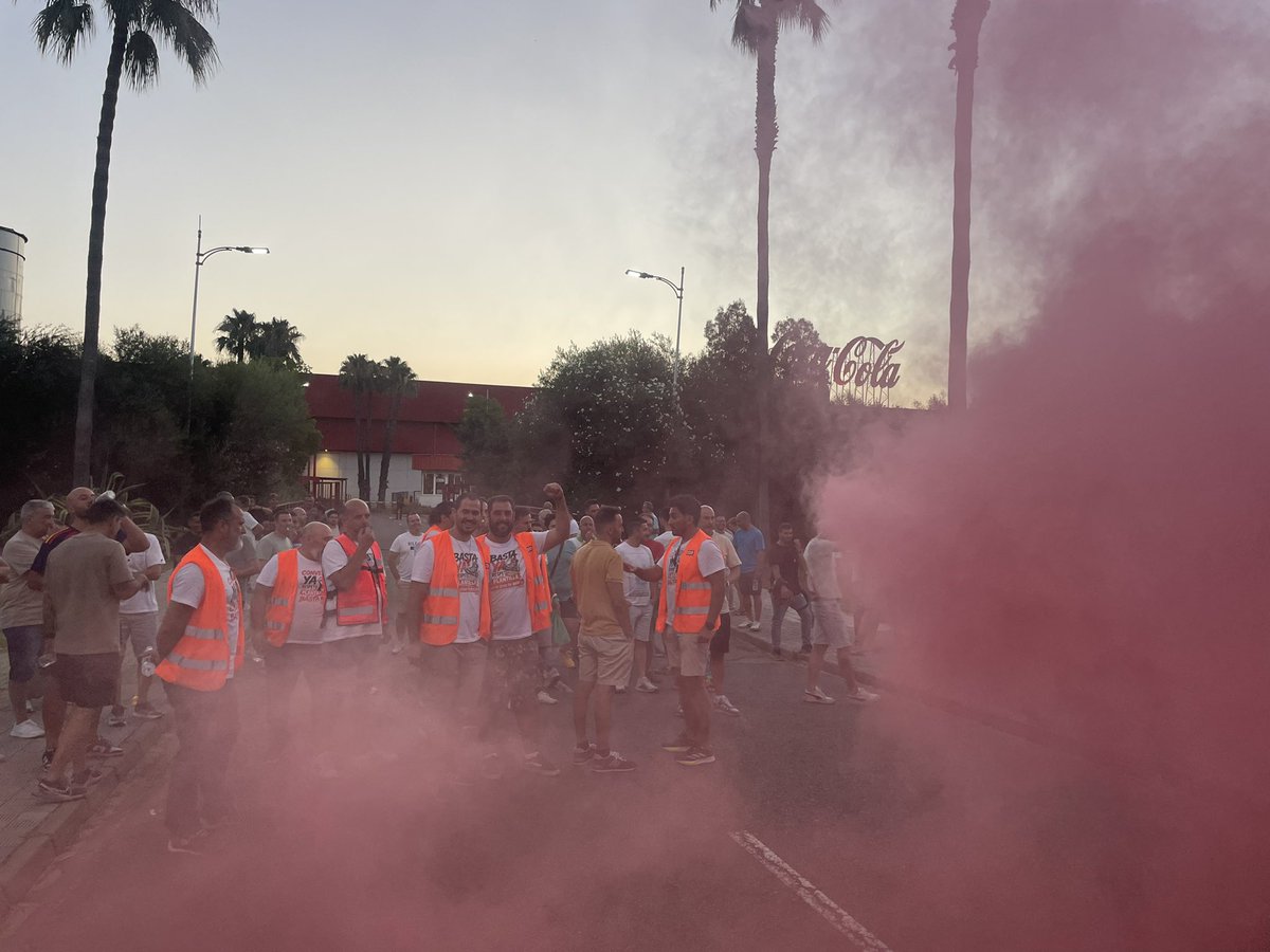 asiccoose's tweet photo. 3er día de huelga en #cocacola. La plantilla vuelve a parar por una subida salarial digna y sin pérdida de poder adquisitivo. A esta plantilla se le respeta! #niunpasoatras #industriasevilla https://t.co/BEykLC9f2r