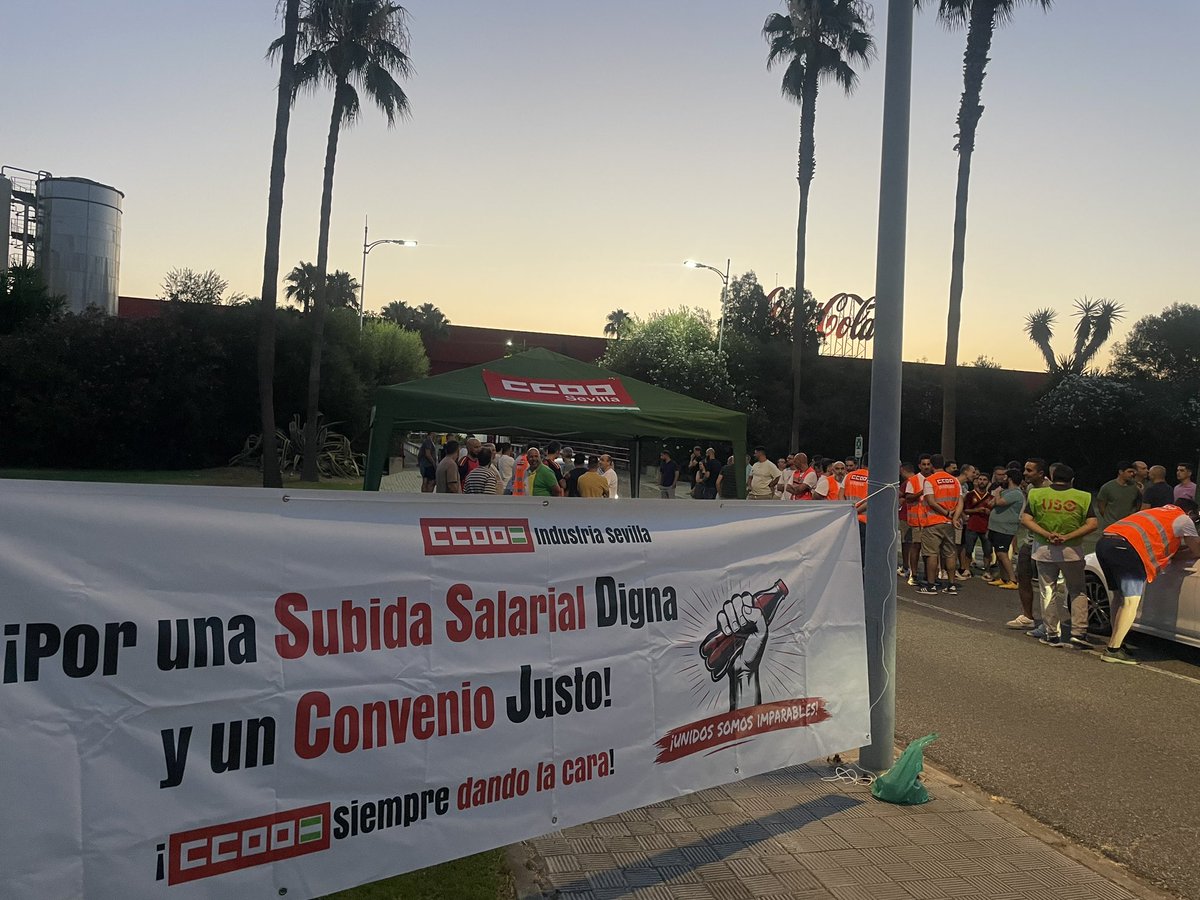 asiccoose's tweet photo. 3er día de huelga en #cocacola. La plantilla vuelve a parar por una subida salarial digna y sin pérdida de poder adquisitivo. A esta plantilla se le respeta! #niunpasoatras #industriasevilla https://t.co/BEykLC9f2r